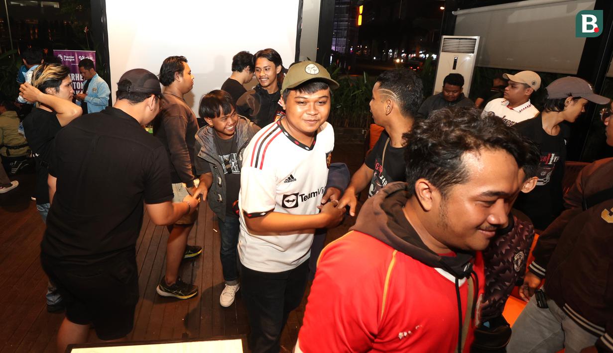 <p>Fans City dan MU bersalaman setelah acara Roaring Night Manchester City vs Manchester United di Babahramu Dine &amp; Bar, Episode Hotel, Gading Serpong, Tangerang, Minggu (3/3/2024). (Bola.com/M Iqbal Ichsan)</p>