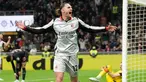 Pemain AC Milan, Adrien Rabiot, melakukan selebrasi setelah mencetak gol ke gawang Torino pada laga Liga Italia di Stadion San Siro, Minggu (22/3/2026) dini hari WIB. (AP Photo/Luca Bruno)