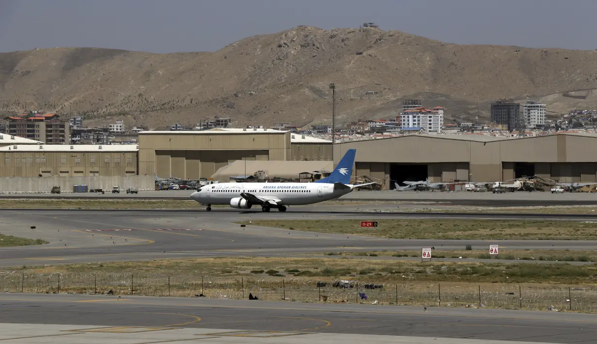 Sebuah pesawat Ariana Afghan Airlines mendarat di Bandara Internasional Hamid Karzai di Kabul, Afghanistan, Minggu (5/9/2021). Sudah ada dua penerbangan domestik yang berhasil lepas landas dari bandara Kabul. Yaitu ke arah Mazar-i-Sharif dan Kandahar. (AP/Wali Sabawoon)