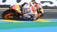 Pembalap Repsol Honda, Marc Marquez tampil sebagai yang tercepat dalam pemanasan MotoGP Prancis 2018 di Sirkuit Le Mans. (Jean-Francois MONIER / AFP)