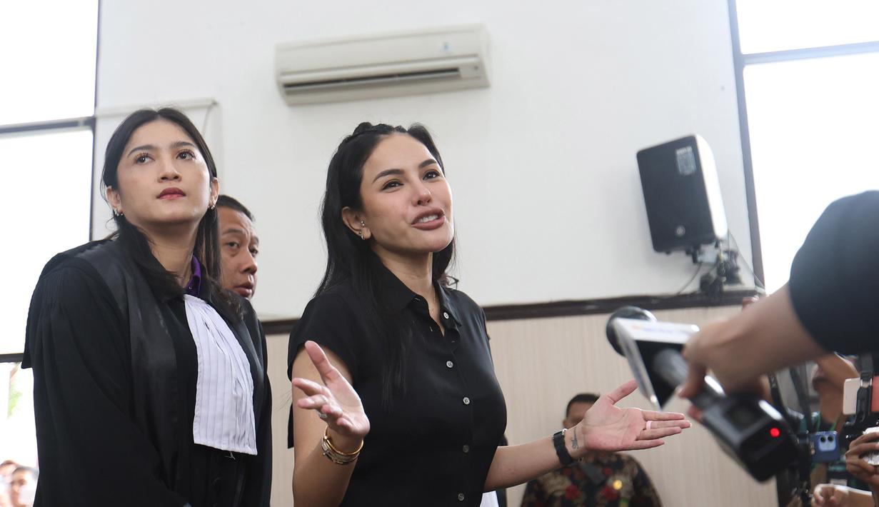 Terdakwa kasus pemerasan dan Tindak Pidana Pencucian Uang (TPPU), Nikita Mirzani menjawab pertanyaan pewarta usai mengikuti sidang pembacaan putusan di Pengadilan Negeri Jakarta Selatan, Selasa (28/10/2025). (Kapanlagi.com/Budy Santoso)