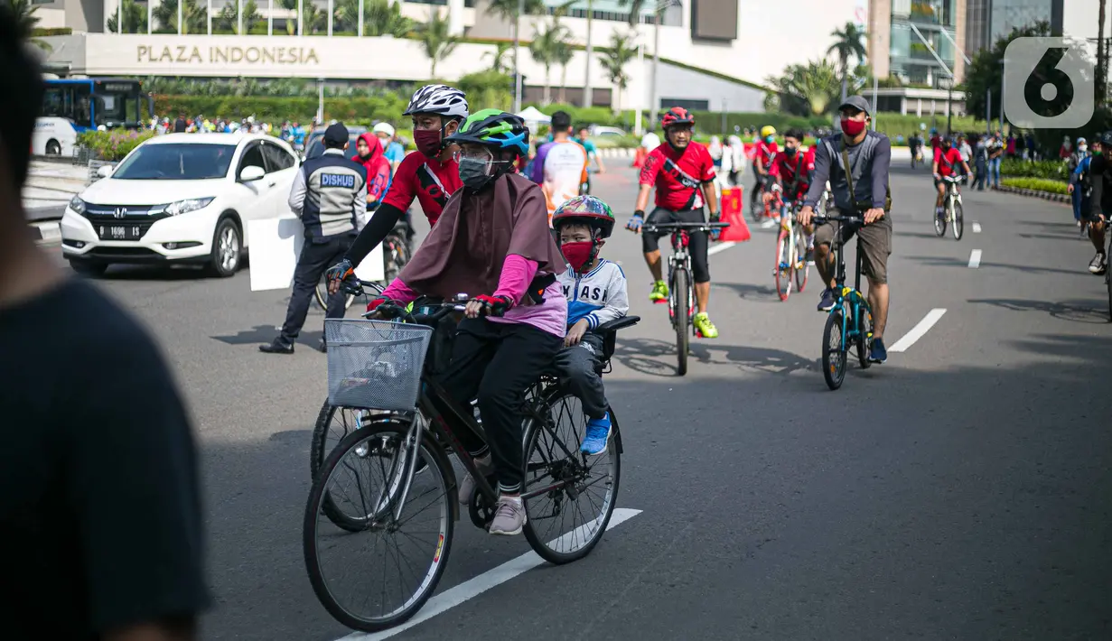 Warga beraktivitas menggunakan sepeda di kawasan Bundaran HI, Jakarta Pusat, Minggu (8/11/2020). Menurut Wagub DKI Jakarta Ahmad Riza Patria, angka kematian karena kasus COVID-19 mulai menurun. (Liputan6.com/Faizal Fanani)