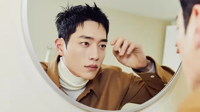 Potret Seo Kang Joon dengan Warna Mata Cokelat Terang