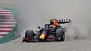 Beberapa lap berlalu, rekan satu tim Max Verstappen, Sergio Perez mengalami insiden harus terhempas ke gravel setelah mobil bagian depannya bersenggolan dengan mobil Lando Norris yang berada di depannya. Alhasil Perez turun jauh ke posisi 10. (Foto: AFP/Andrej Isakovic)