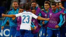 Gelandang Italia, Emanuele Giaccherini melakukan selebrasi bersama rekannya usai mencetak gol kegawang Belgia pada pertandingan grup E Piala Eropa di Stade de Lyon, Prancis, (14/6). Italia menang atas Belgia dengan skor 2-0. (REUTERS/Kai Pfaffenbach)