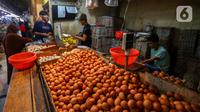 Telur ayam ras juga mengalami kenaikan sebesar 0,26% atau harga rata-rata di pasaran Rp31.050/kg, serta minyak goreng kemasan sederhana Rp17.910/liter atau naik 0,39%.(Liputan6.com/Angga Yuniar)