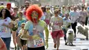 Peserta mandi serbuk warna saat mengikuti Color Run di Kiev, Ukraina (4/6). Acara seperti ini sudah berlangsung sejak 2012 yang dimulai di Amerika Serikat. (AFP Photo/Sergei Supinsky)