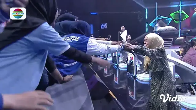 Lesti kejora disambut meriah fans saat tampil di Dangdut Academy Asia 6.