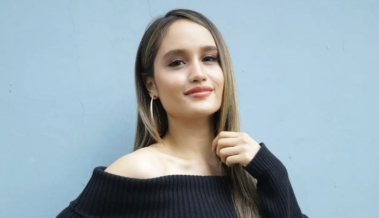 <p>Mengenakan pakaian serba hitam ditambah dengan makeup minimalis, menambah kesan simple pada gaya busana Cinta Laura. Rambutnya yang lurus dan berwarna coklat serta bahunya yang nampak, memberikan kesan yang simple. (Kapanlagi.com/Yunan)</p>