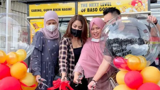 Jenita Janet saat meresmikan pembukaan Basreng Gonjreng (ist)