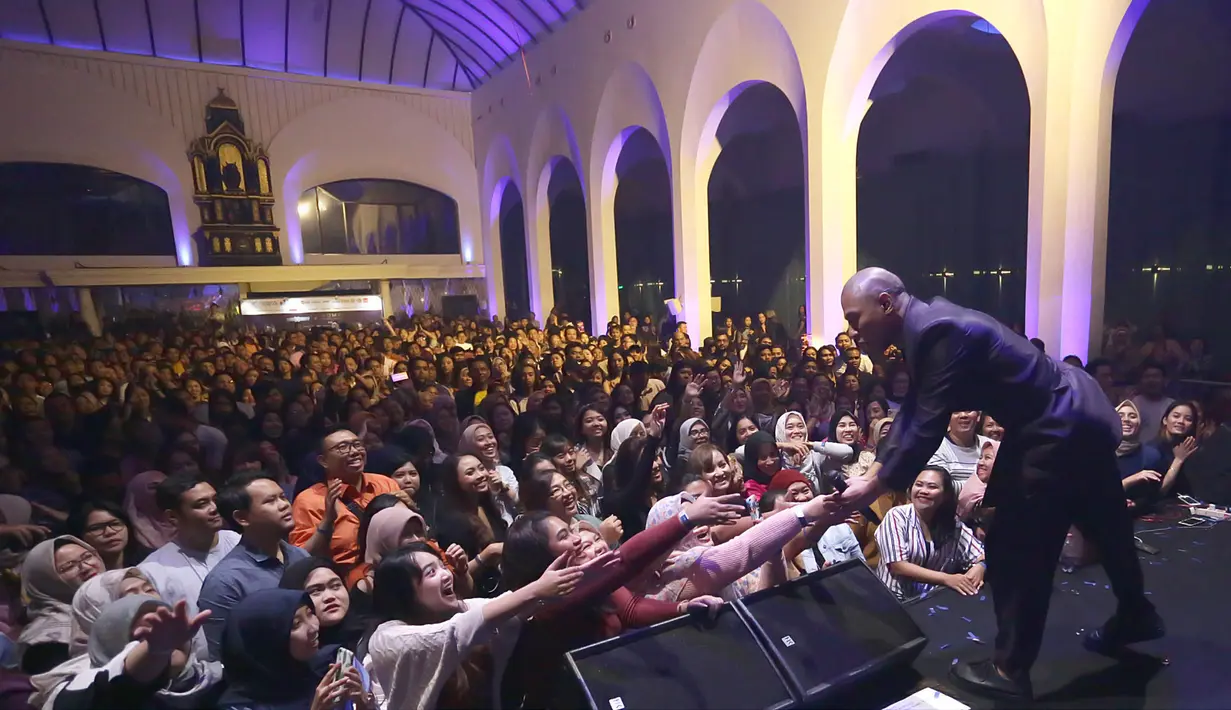 Sekitar pukul 21.36 WIB, penyanyi yang satu ini menaiki panggung. Langsung disambut histeris oleh penonton yang hadir malam itu. (Bambang E.Ros/Fimela.com)