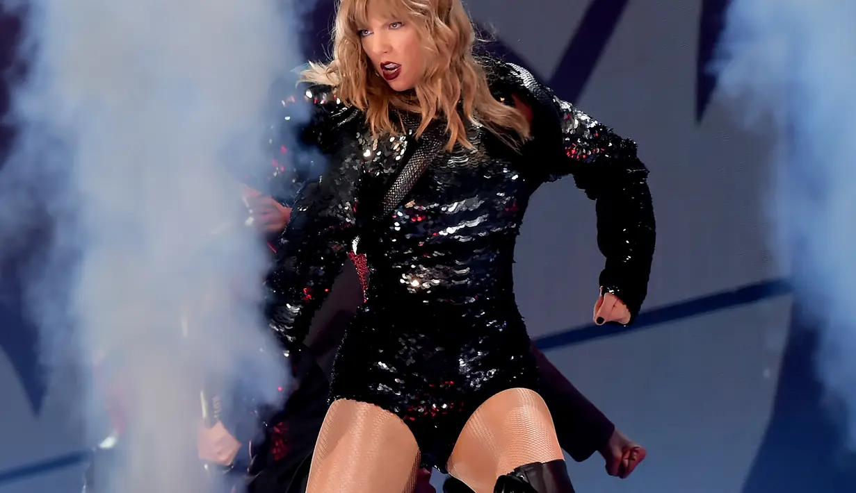 Meski demikian, Taylor Swift hanya tertawa dengan penari latarnya dan kemudian melanjutkan penampilannya. (KEVIN WINTER / GETTY IMAGES NORTH AMERICA / AFP)