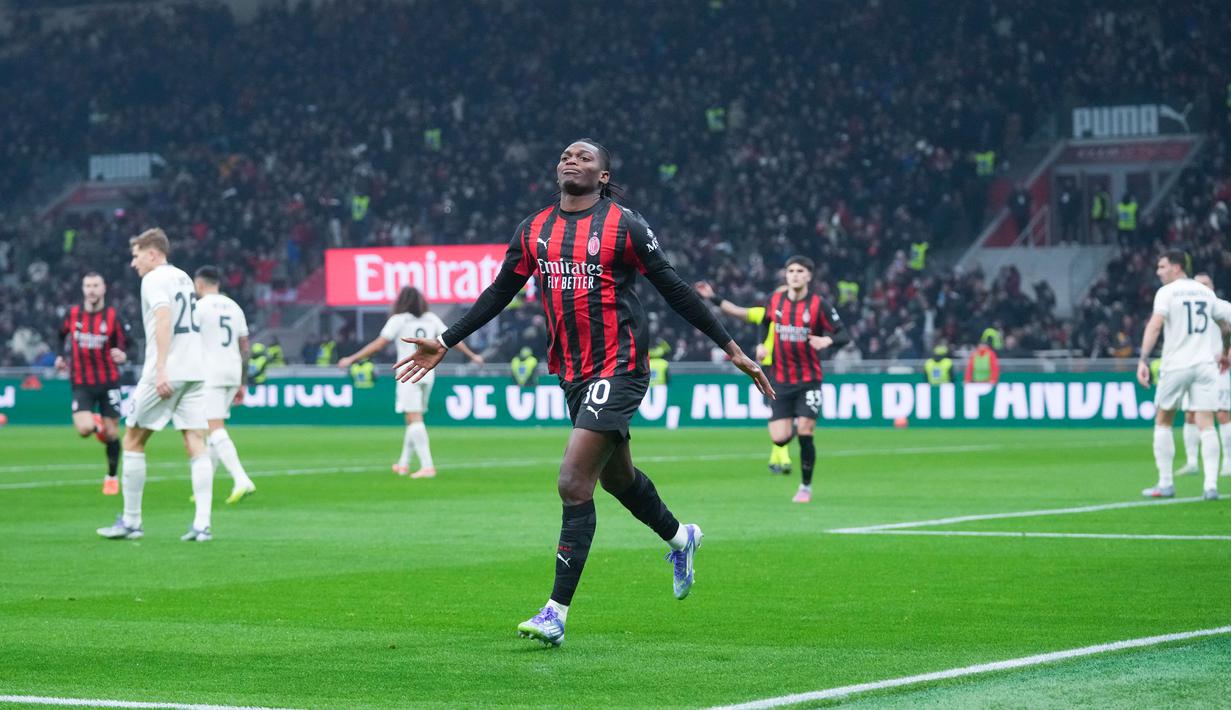 Pemain AC Milan, Rafael Leao, melakukan selebrasi setelah mencetak gol ke gawang Lazio pada laga pekan ke-13 Serie A 2025/2026 di Stadion San Siro, Minggu, (30/11/2025). (AP Photo/Antonio Calanni)