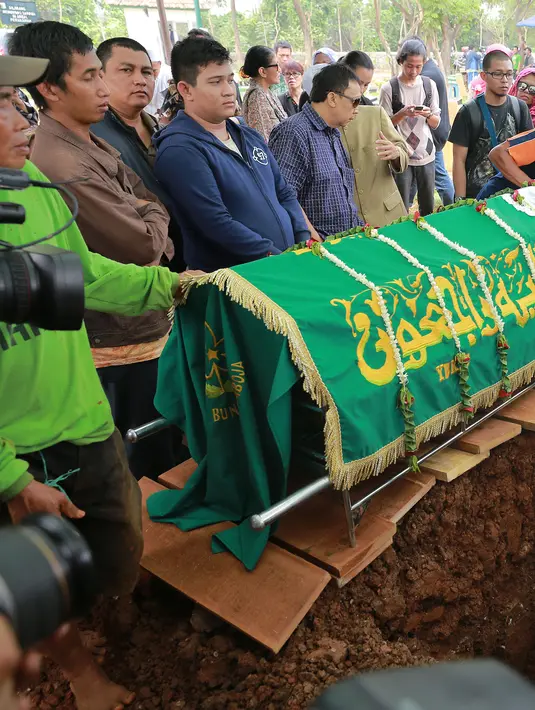 Prosesi pemakaman berlangsung syahdu. Lantunan doa mengiringi sosok tegas namun berhati lembut itu saat diistirahatkan ke tempat peristirahatan terakhirnya. (Galih W. Satria/Bintang.com)