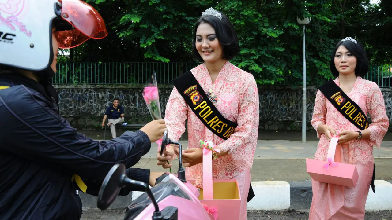 Polwan di Bogor bagi bunga menyambut Hari Kartini