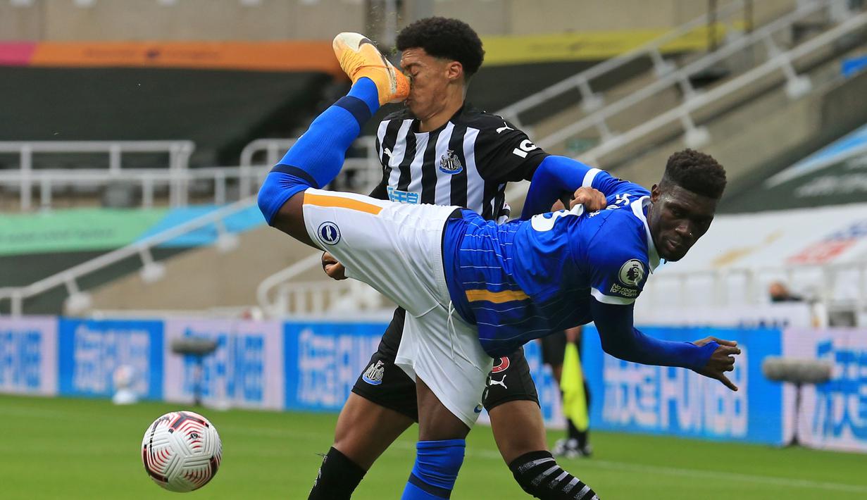 Kaki gelandang Brighton, Yves Bissouma, mengenai wajah bek Newcastle United, Jamal Lewis, saat berebut bola dalam laga Liga Inggris di St James' Park pada 22 September 2020. (AFP/Lindsey Parnaby)