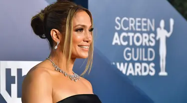 Aktris dan penyanyi Jennifer Lopez menghadiri ajang Screen Actors Guild Awards atau SAG Awards 2020 ke-26 di Shrine Auditorium Los Angeles, Minggu (19/1/2020). JLo tampil elegan mengenakan gaun hitam off shoulder dari Georges Hobeika dalam potongan minimalis yang elegan. (Frederic J. Brown/AFP)