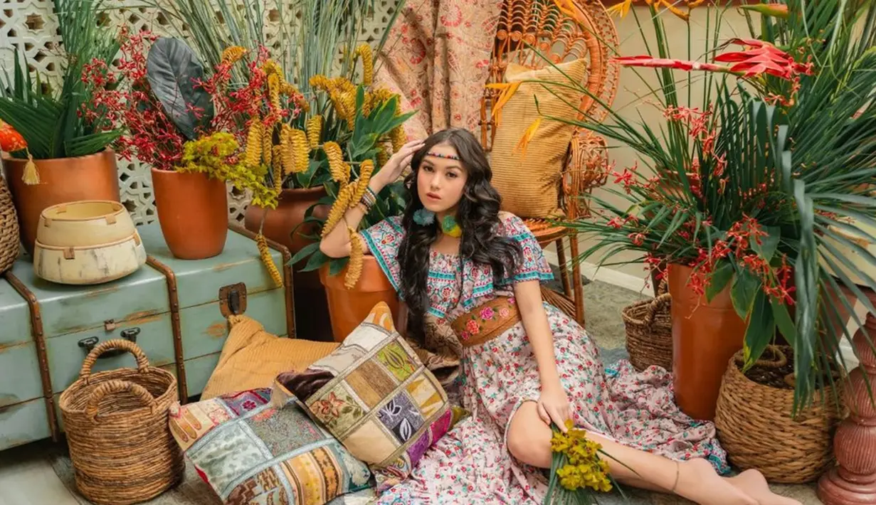 Melansir dari KBBI, Bohemian merupakan orang yang hidup bebas seperti kebanyakan seniman. Gaya bohemian memadukan antara gaya hidup vintage, ethic, dan hippie pada era 1960-an. Perpaduan tersebut pun terlihat dalam pemotretan Saskia Chadwick bertema Bohemian Girl ini. (Liputan6/IG/@riomotret)