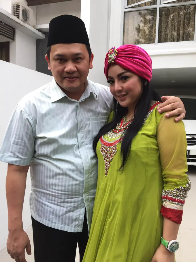 Farhat Abbas dan istrinya