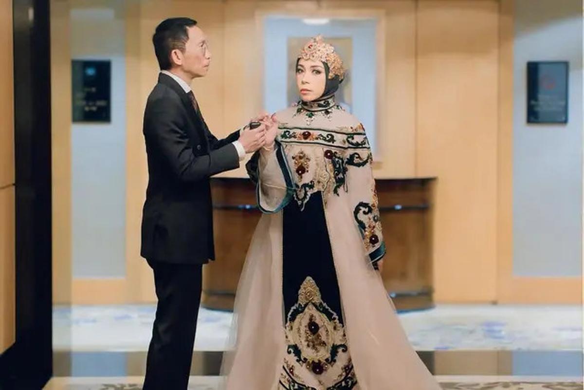 Gaya Kondangan Melly Goeslaw, Tampil Beda dengan Gaun Bertabur Permata