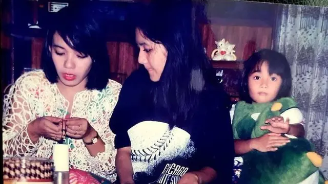 6 Potret Transformasi Fitri Carlina, Penampilannya saat Sekolah Bikin Pangling