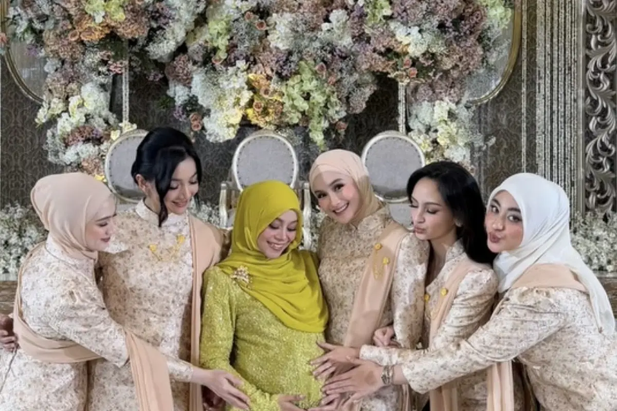 Selebritis saat Jadi Maternity Bestie di Tujuh Bulanan Anak ke-3 Lesti Kejora. [@valtifanka]