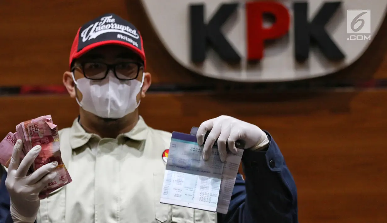 Petugas menunjukkan uang hasil OTT KPK di Balikpapan, Kaltim, Jakarta, Sabtu (4/5/2019). KPK mengamankan uang 100 juta serta hakim PN Balikpapan atas nama Kayat dan dua orang lainnya yang menjadi tersangka adalah Pengacara Jhonson Siburian dan warga bernama Sudarman. (Liputan6.con/Johan Tallo)