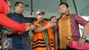 Kakak Saipul Jamil, Samsul Hidayatullah menjawab pertanyaan wartawan usai diperiksa KPK, Jakarta, Kamis (11/8). Kasus dugaan suap pengurangan vonis Saipul Jamil siap disidangkan karena dinyatakan p21. (Liputan6.com/Helmi Afandi)