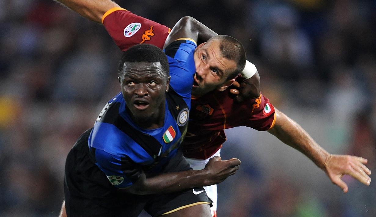 Sulley Muntari. Gelandang berusia 37 tahun yang baru bergabung dengan Accra Hearts of Oak di Liga Ghana ini pernah 4 musim memperkuat Inter Milan mulai 2008/2009 hingga 2011/2012. Pada awal musim 2012/2013 ia hijrah ke AC Milan dan bertahan selama 3 musim hingga 2014/2015. (AFP/Filippo Monteforte)