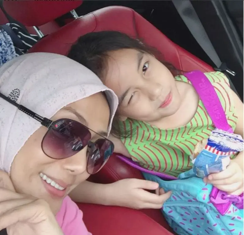 Erra Fazira bersama buah cintanya dengan Engku Emran (Foto: Instagram)