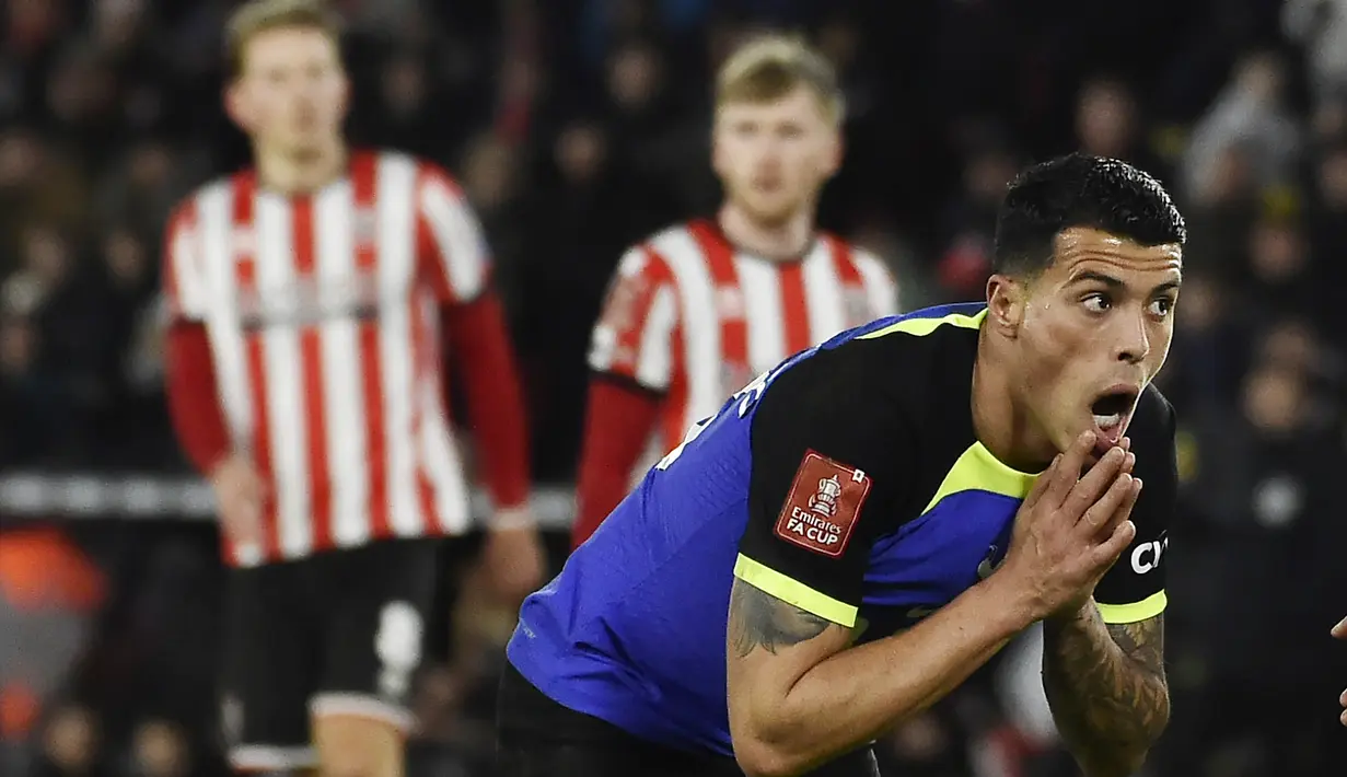 Pemian Tottenham Hotspur, Pedro Porto, tampak kecewa setelah ditaklukkan Sheffield United pada laga Piala FA di Stadion Bramall Lane, Kamis (2/3/2023). Spurs takluk dengan skor 0-1 dari Sheffield United. (AP Photo/Rui Vieira)
