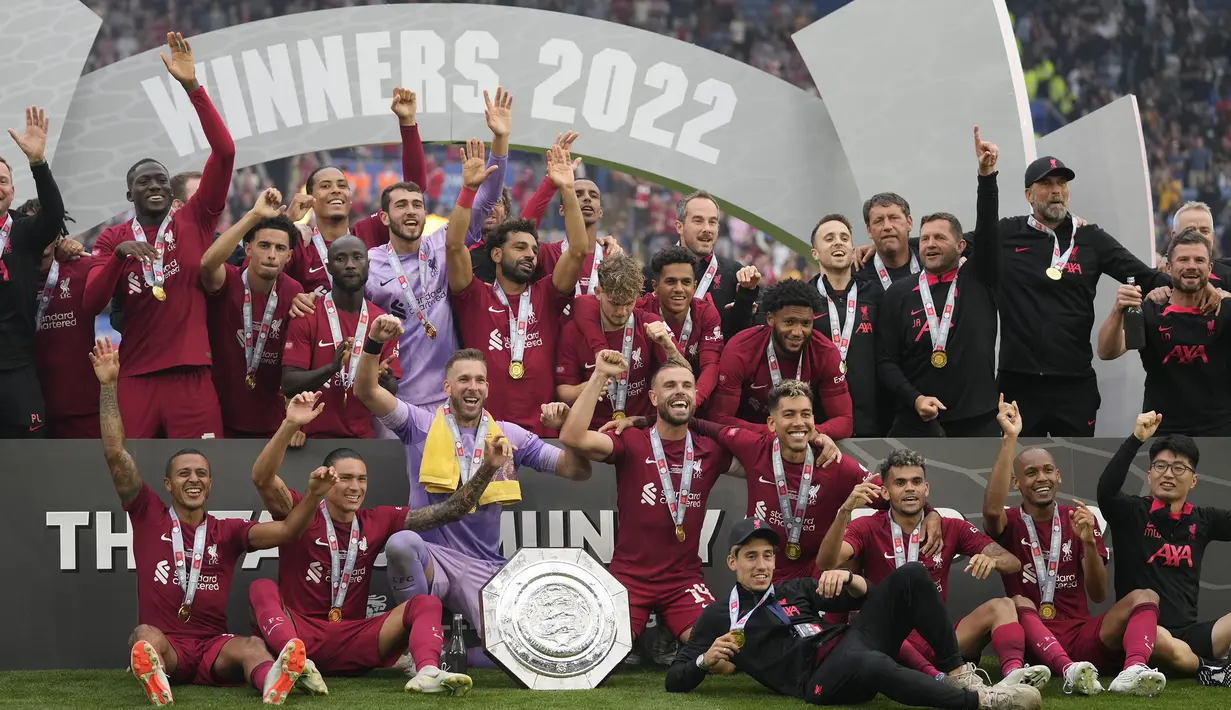 Para pemain, pelatih, dan official tim Liverpool merayakan kemenangan usai mengalahkan Manchester City 3-1 saat laga Community Shield 2022 di King Power Stadium, Sabtu (30/07/2022) malam WIB. (AP/Frank Augstein)