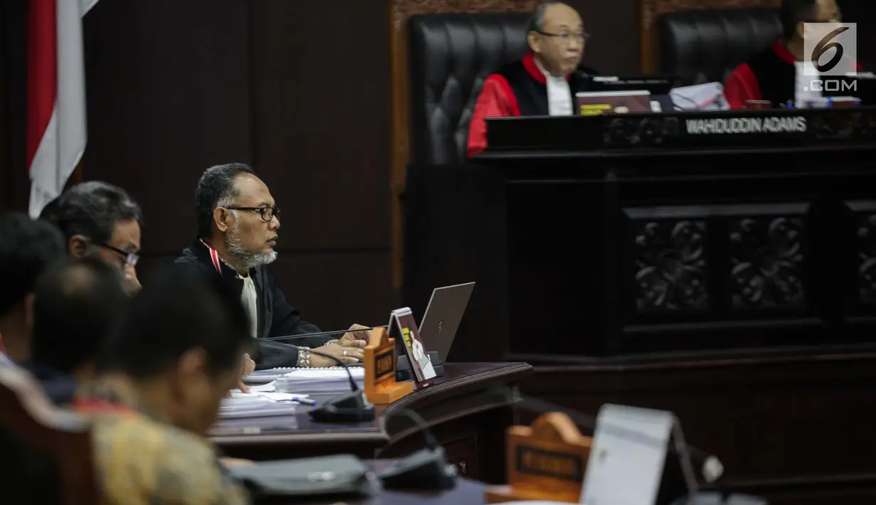 Ketua Tim Hukum Prabowo-Sandiaga, Bambang Widjojanto mendengarkan keterangan Ketua Kuasa Hukum KPU untuk Pilpres, Ali Nurdin dalam sidang sengketa Pilpres 2019 di Gedung MK, Jakarta, Selasa (18/6/2019). Sidang tersebut beragendakan mendengarkan jawaban dari termohon. (Liputan6.com/Faizal Fanani)