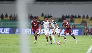 Duel PSM Makassar vs Persija Jakarta dalam laga pekan keenam BRI Super League 2025/2026 di Stadion BJ Habibie, Parepare, Minggu (21/9/2025). (Dok. Media Persija)