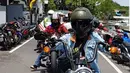 Dodit Mulyanto juga pernah mengikuti kegiatan touring motor gede. Gayanya pun berhasil mencuri perhatian publik. Ia disebut-sebut mirip Dilan saat mengenakan jaket jeans dan mengendarai moge. (Liputan6.com/IG/@dodit_mul)
