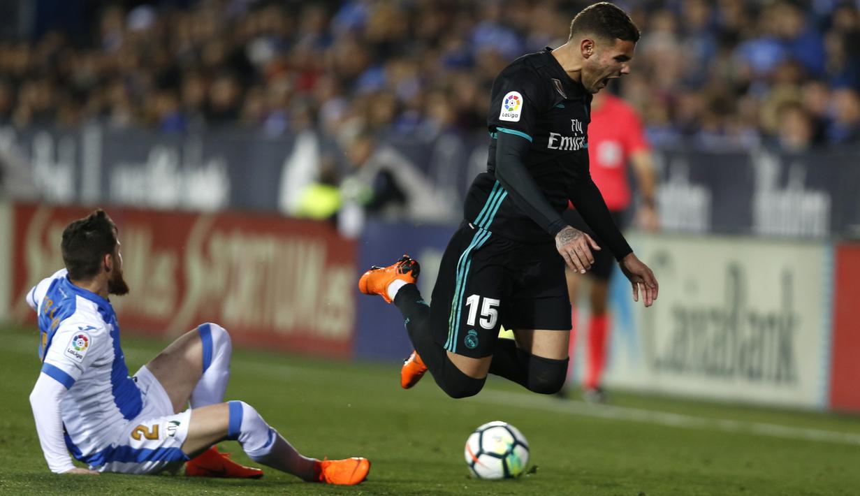 Pemain Real Madrid, Theo Hernandez (kanan) melayang saat berebut bola dengan pemain Leganes, Roberto Roman "Tito" pada lanjutan La Liga Santander di Butarque stadium, Leganes, (21/2/2018). Real Madrid menang 3-1.  (AP/Francisco Seco)
