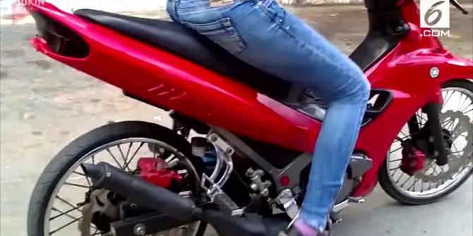 VIDEO: Belajar Mengendarai Motor, Wanita Ini Tabrak Gerobak