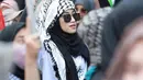 Ada juga YouTuber Shirin Al Athrus yang mengenakan kaus putih dan manset hitam. Penampilannya juga dilengkapi dengan hijab dan kain sorban seperti Syifa. [@shireeenz]