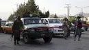 Pasukan Taliban berjaga di pos pemeriksaan dekat gerbang Bandara Internasional Hamid Karzai, Kabul, Afghanistan, Sabtu (28/8/2021). Taliban menutup akses menuju Bandara Kabul bagi sebagian besar calon pengungsi untuk mencegah kerumunan setelah serangan bom bunuh diri. (AP Photo/Wali Sabawoon)