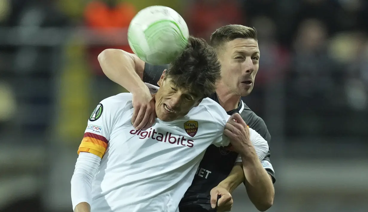 Penyerang AS Roma Eldor Shomurodov berebut bola dengan gelandang Zorya Luhansk, Lovro Cvek pada lanjutan matchday kedua Grup C Liga Konferensi Eropa, Jumat (1/10/2021) dini hari WIB. AS Roma menang meyakinkan 3-0. (AP Photo/Oleg Kozin)