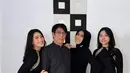 Parto Patrio tampil bak raja minyak bersama istri dan kedua putrinya dengan outfit hitam dan emas [@dienz_36]