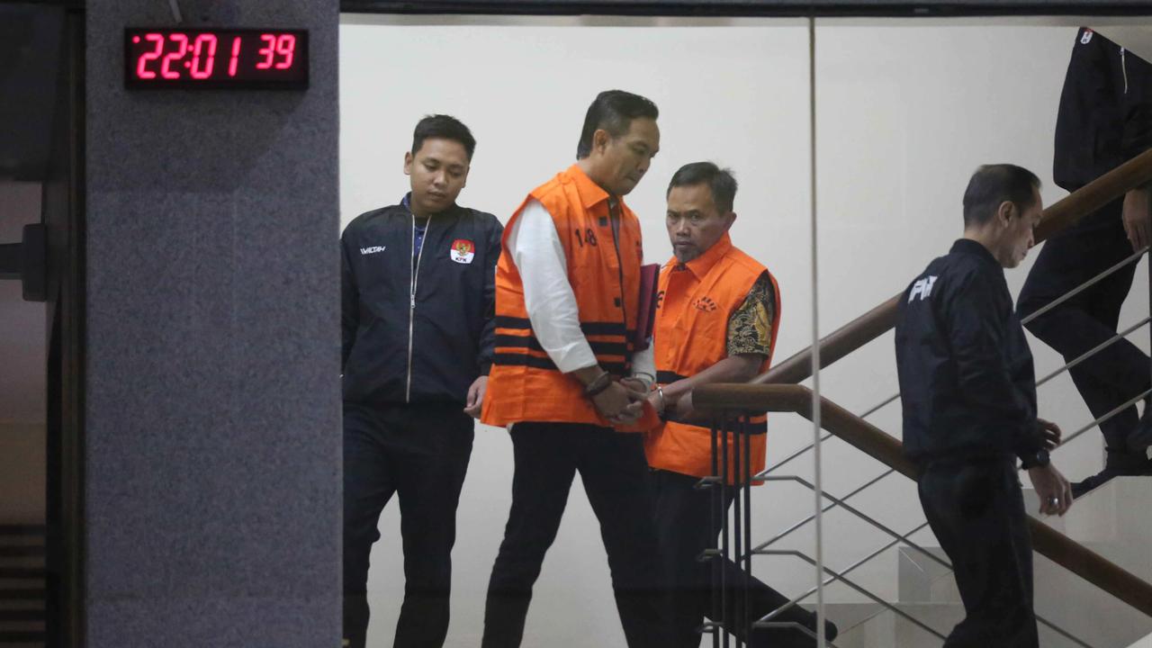 FOTO: Bupati dan Sekda Cilacap Ditahan KPK Usai Operasi Tangkap Tangan
