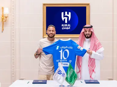 Dalam gambar selebaran yang dirilis oleh klub sepak bola Saudi Al-Hilal pada 15 Agustus 2023, penyerang Brasil Neymar (kiri) berfoto dengan Presiden Hilal Fahad bin Nafel di stadion Al-Hilal di Riyadh. (Saudi Pro League / AFP)