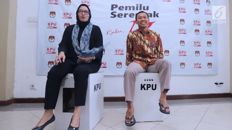 Komisioner KPU Tunjukkan Contoh Kotak Suara Pemilu Serentak 2019