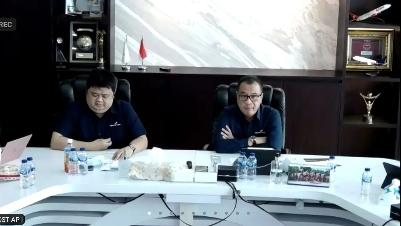 Direktur Utama PT Angkasa Pura I (Persero) Faik Fahmi dalam konferensi pers, Rabu (8/12/2021).