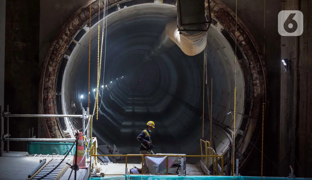 Selain itu, terdapat pengetesan parsial sistem mekanikal elektrikal terpasang di gardu induk (RSS), serta pemasangan sistem HVAC, jalur kabel, pipa suplai air, drainase dan sistem pemadam kebakaran juga telah dilakukan. (Liputan6.com/Angga Yuniar)