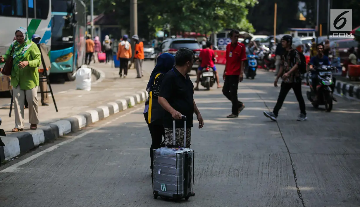 Pemudik membawa barang bawaan setibanya di Terminal Bus Kampung Rambutan, Jakarta Timur, Minggu (9/6/2019). Jumlah penumpang yang memasuki terminal Kampung Rambutan dalam arus balik Lebaran 2019 diperkirakan bakal memuncak pada Minggu (9/6) ini. (Liputan6.com/Faizal Fanani)