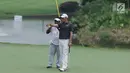 Pegolf Indonesia Rory Hie (kanan) jelang melakukan pukulan pada Golf Indonesia Open 2017 di Pondok Indah Golf Course, Jakarta, Minggu (29/10). Indonesia Open 2017 merupakan turnamen seri Asian Tour diikuti 140 pegolf. (Liputan6.com/Helmi Fithriansyah)