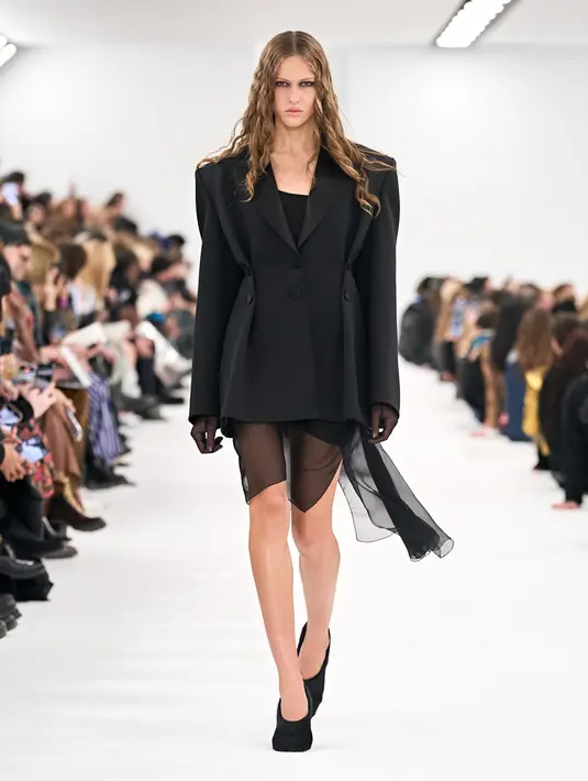 <p>Williams berdialog untuk membuat pakaian yang diinginkan. Ia terinspirasi oleh para perempuan di sekitarnya. Bersama Roitfeld, Williams membentuk identitas pakaian perempuan Givenchy yang terdiri dari banyak generasi dan benua. Foto: Document/Givenchy.</p>