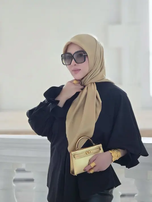 Sang "Princess" tampak memamerkan tubuh proporsional dalam balutan busana kasual bernuansa hitam yang dipadukan dengan aksesori emas menyala, mencerminkan gaya glamor khasnya. [@princessyahrini].